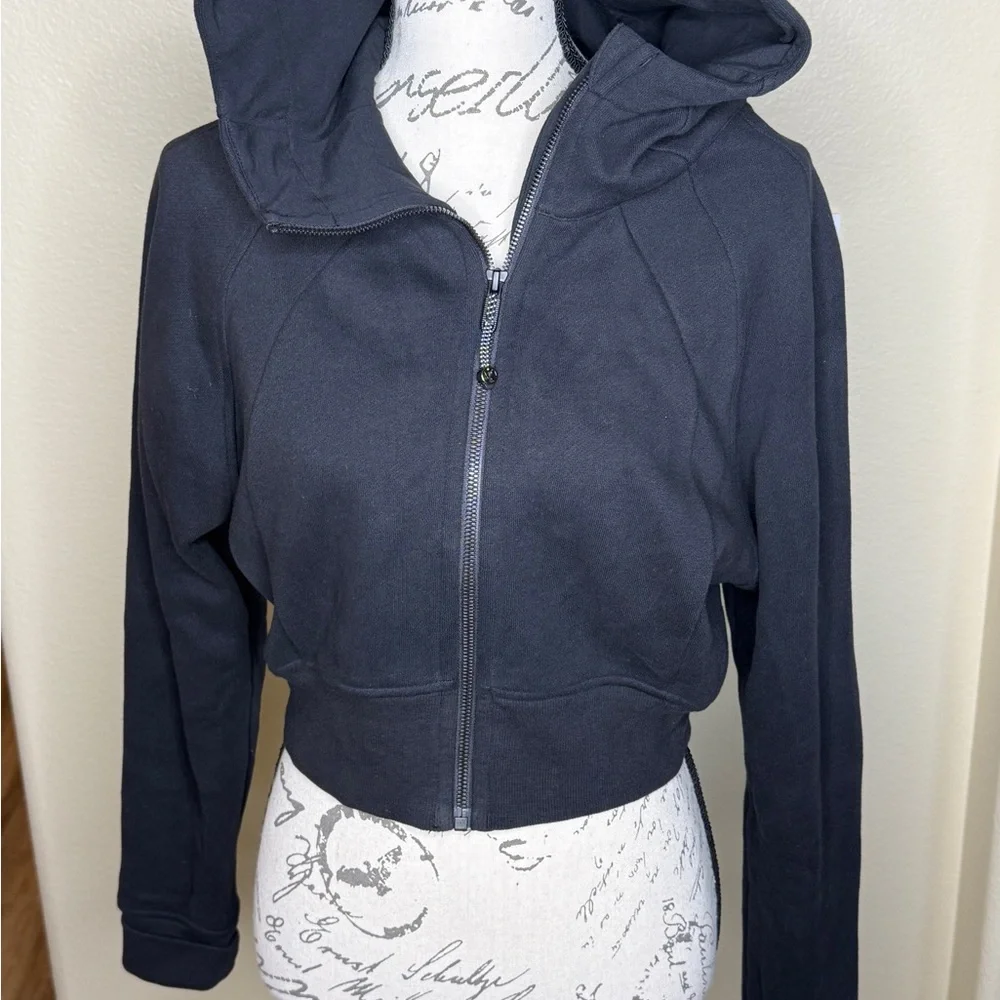 Lululemon Scuba Full-zipped Cropped Hoodie in a Black, like new. - Picture 3 of 7